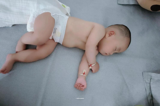 华容宝宝拍嗝的正确方法 华容宝宝拍嗝的正确方法